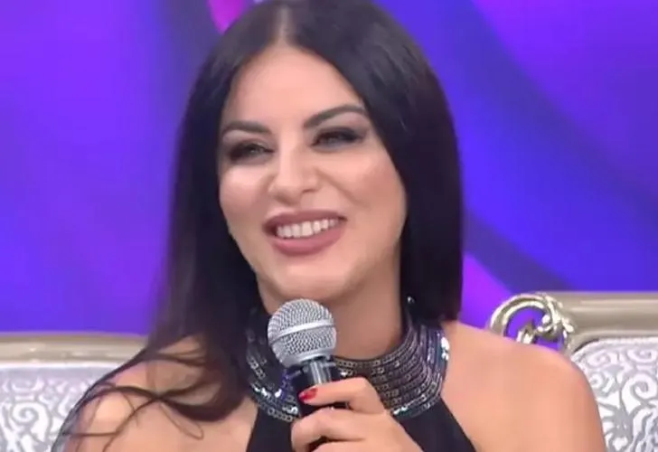 Şarkıcı Zara'nın göğüs dekoltesi sosyal medyada haber oldu