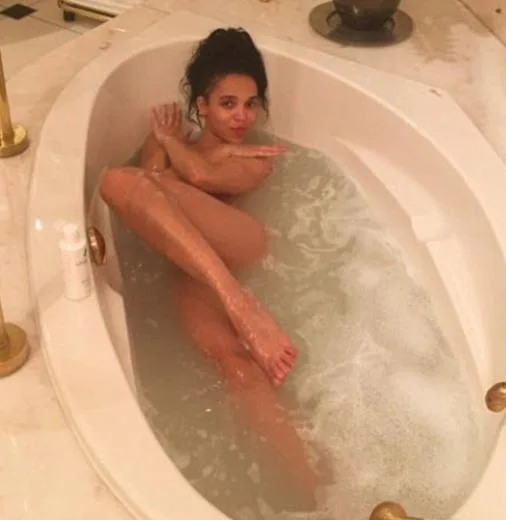 Ünlülerin Seksi Banyo Fotoğrafları Mutlaka Görüntüleyin